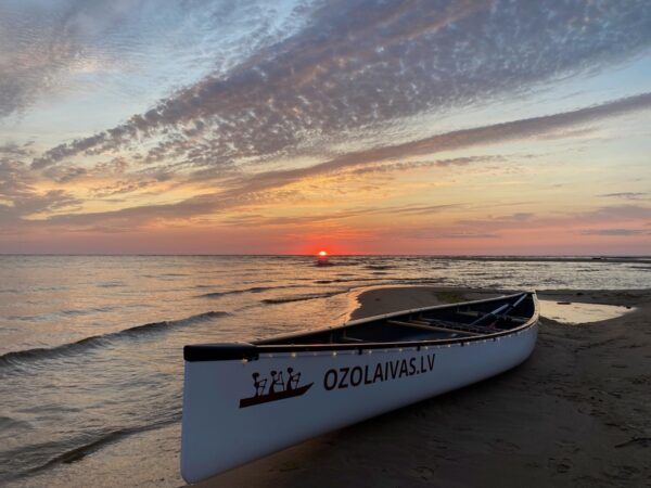 Ozolaivas kanoe laiva Gaujas ietekā Baltijas jūrā