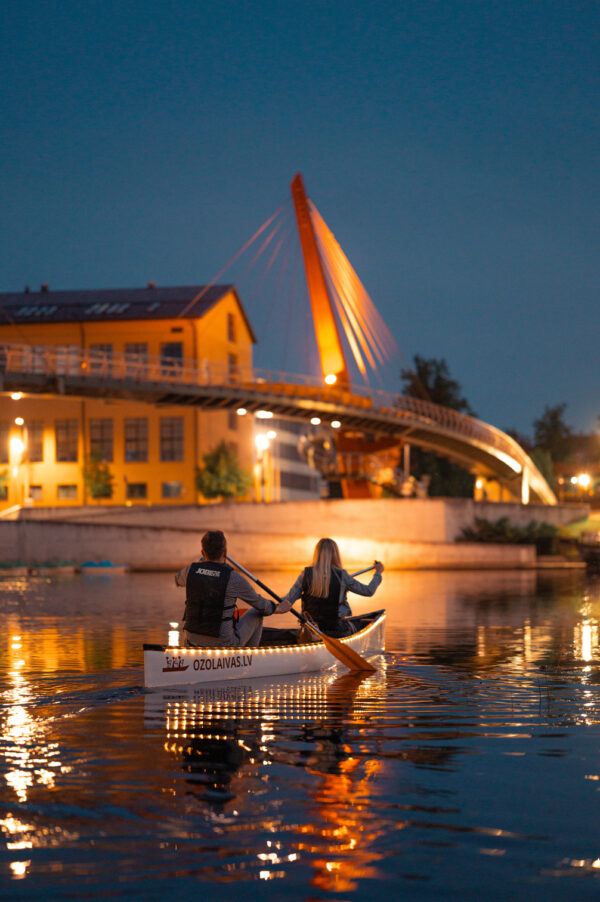 Jelgavas nakts ainava kanoe laivās